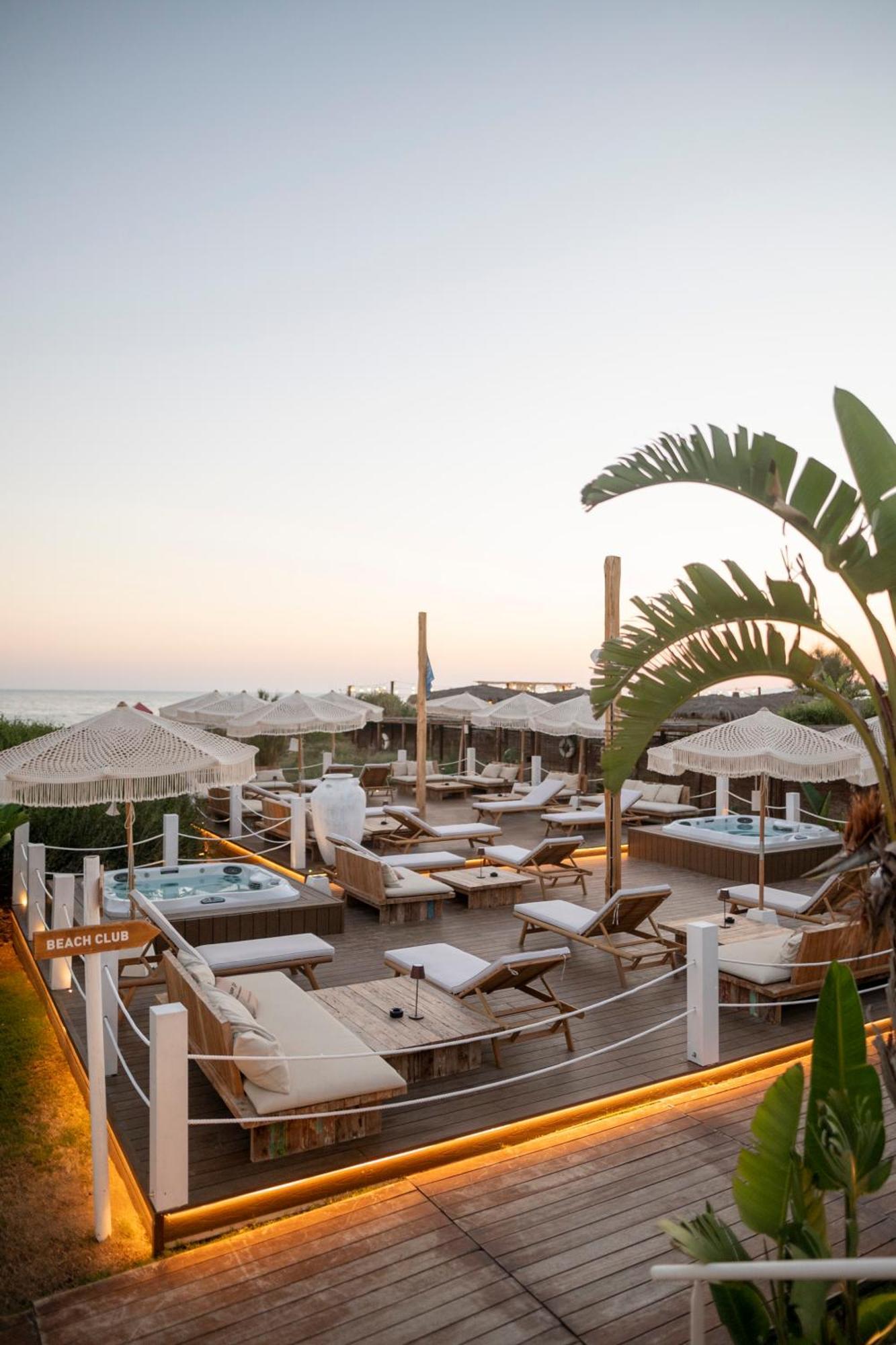 Cumeja Beach Club & Hotel Baia Domizia Exterior foto